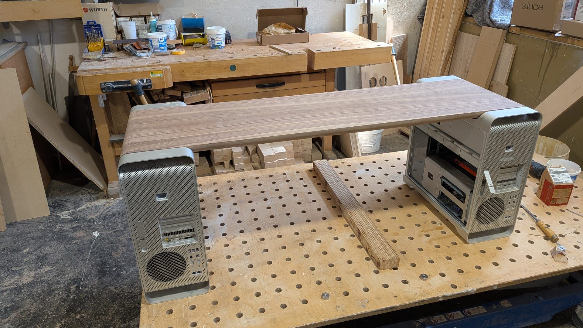 The HARDWOOD Bench.1186 — a solid American walnut top resting between two aluminium Mac Pro tower enclosures.